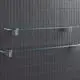Glasablage mit Halterungen aus Chrom an einer strukturierten Wand. Produkt von Ideal Standard, für die Wandmontage geeignet.